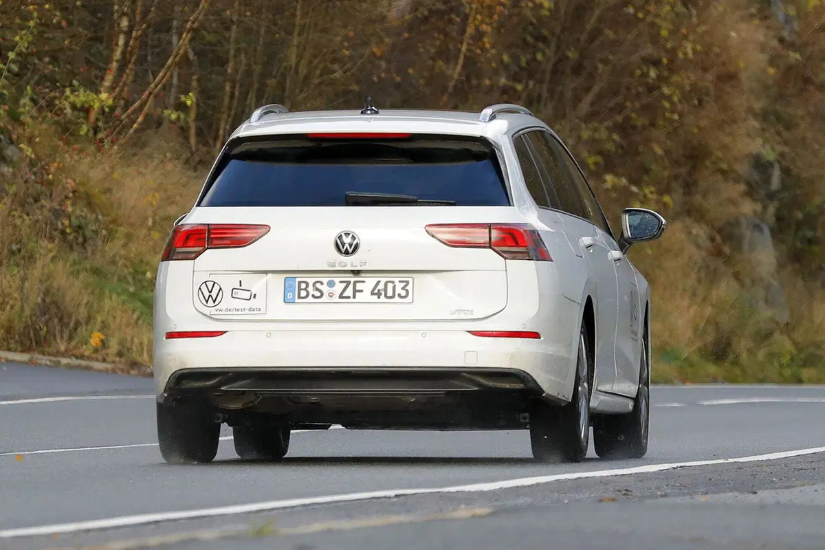 Volkswagen Golf Variant, il nuovo facelift arriva nel 2024 [Foto Spia] (14)
