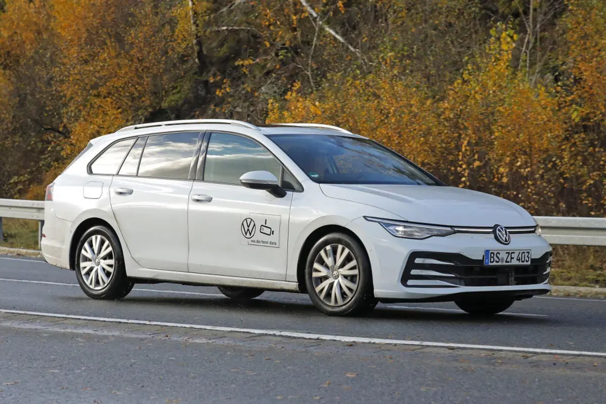 Volkswagen Golf Variant, il nuovo facelift arriva nel 2024 [Foto Spia] (15)