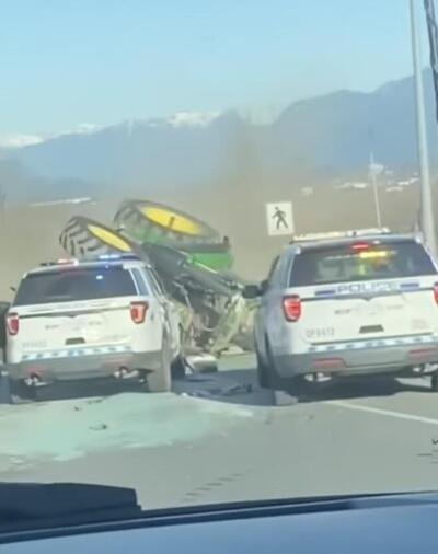 La Polizia Canadese esagera: speronato un trattore in autostrada, ferito [Video]