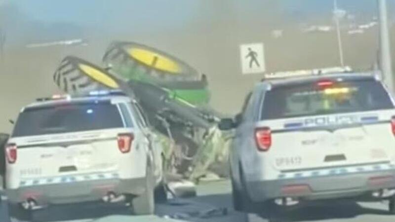 La Polizia Canadese esagera: speronato un trattore in autostrada, ferito [Video]