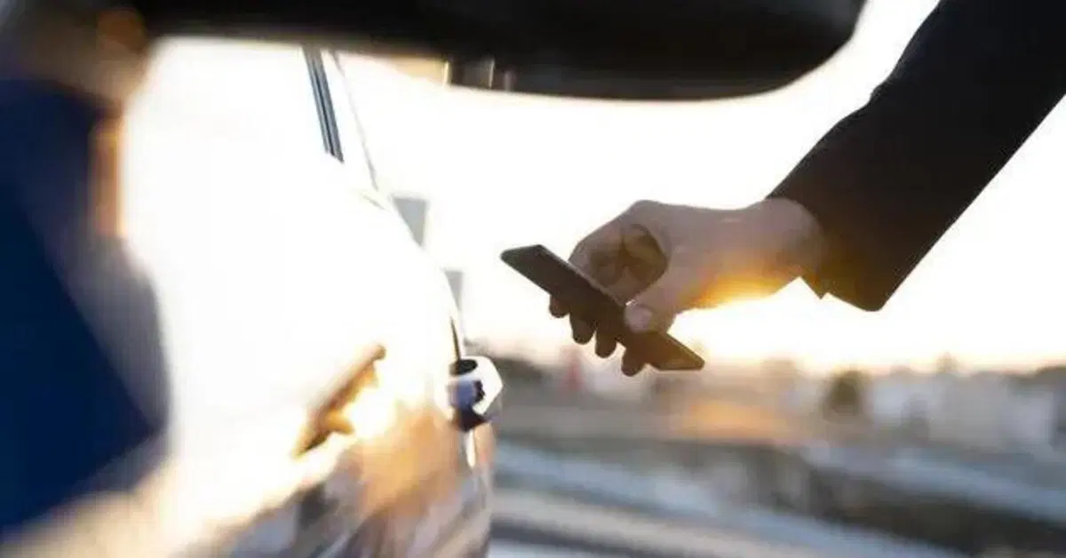 Lo smartphone al posto delle chiavi dell'auto, e se finisco la batteria?