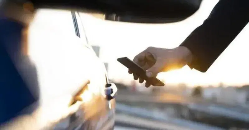 Lo smartphone al posto delle chiavi dell'auto, e se finisco la batteria?