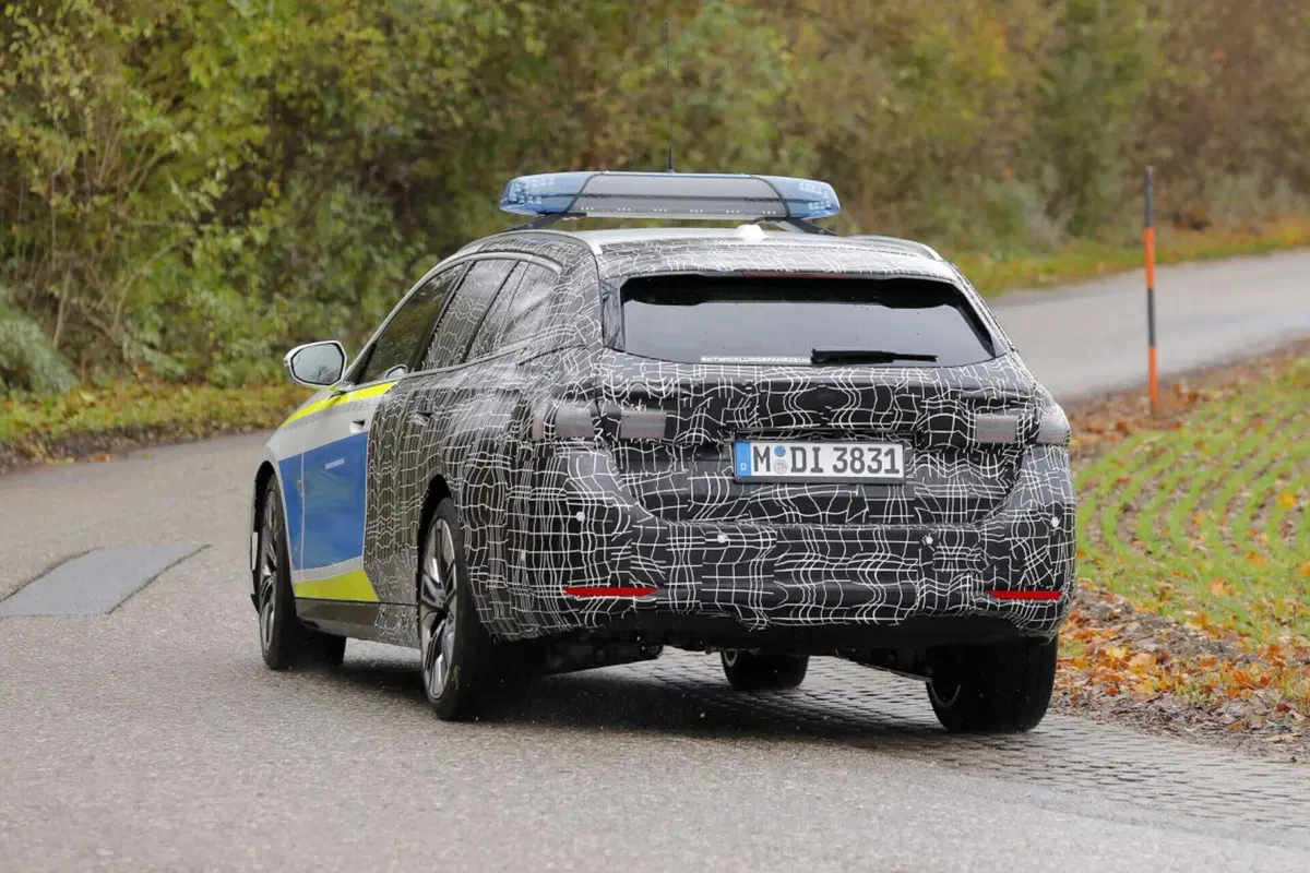 BMW Serie 5 Station Wagon, ecco il prototipo della polizia [Foto Spia] (4)