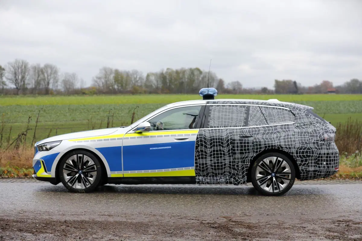 BMW Serie 5 Station Wagon, ecco il prototipo della polizia [Foto Spia] (2)