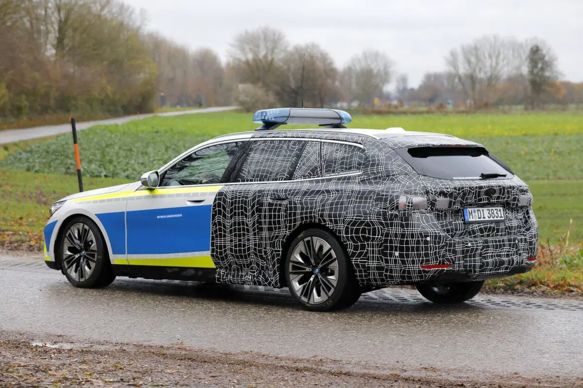 BMW Serie 5 Station Wagon, ecco il prototipo della polizia [Foto Spia] (6)