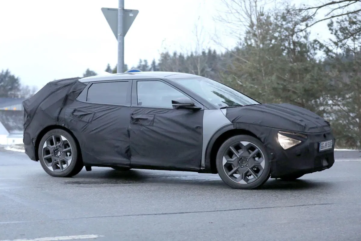 Kia EV6, arriva il nuovo facelift nel 2024 [Foto Spia] (8)