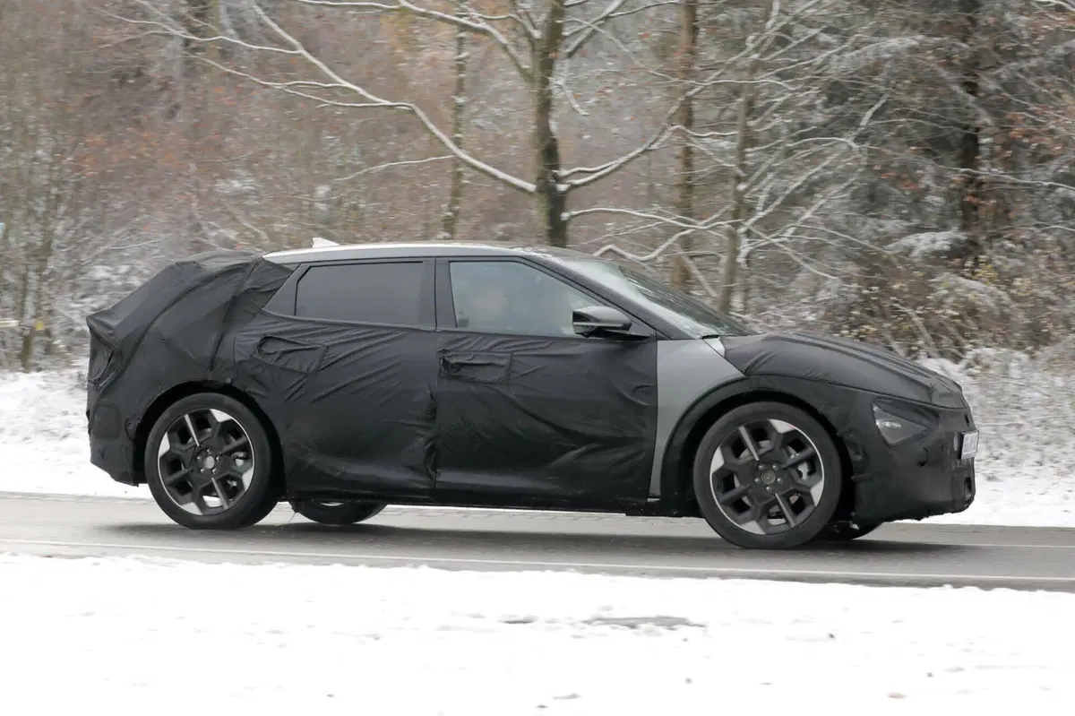 Kia EV6, arriva il nuovo facelift nel 2024 [Foto Spia] (10)