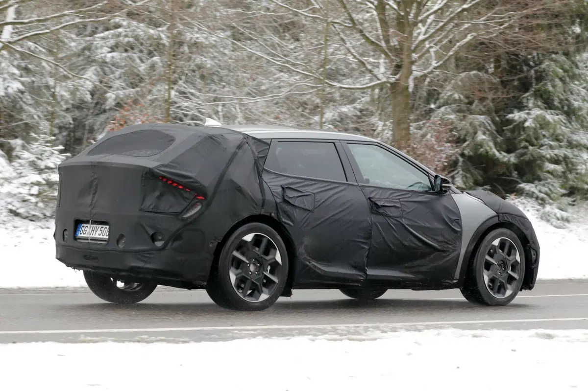 Kia EV6, arriva il nuovo facelift nel 2024 [Foto Spia] (13)