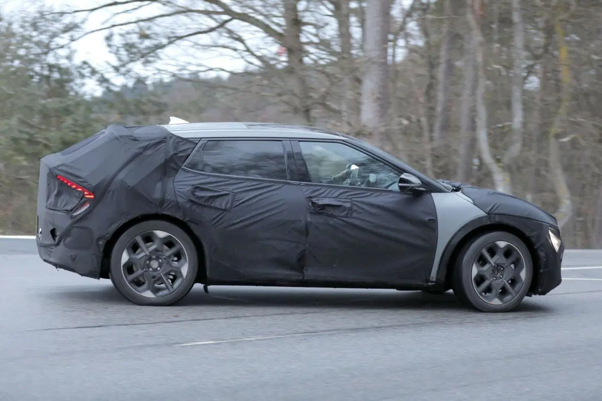 Kia EV6, arriva il nuovo facelift nel 2024 [Foto Spia] (18)