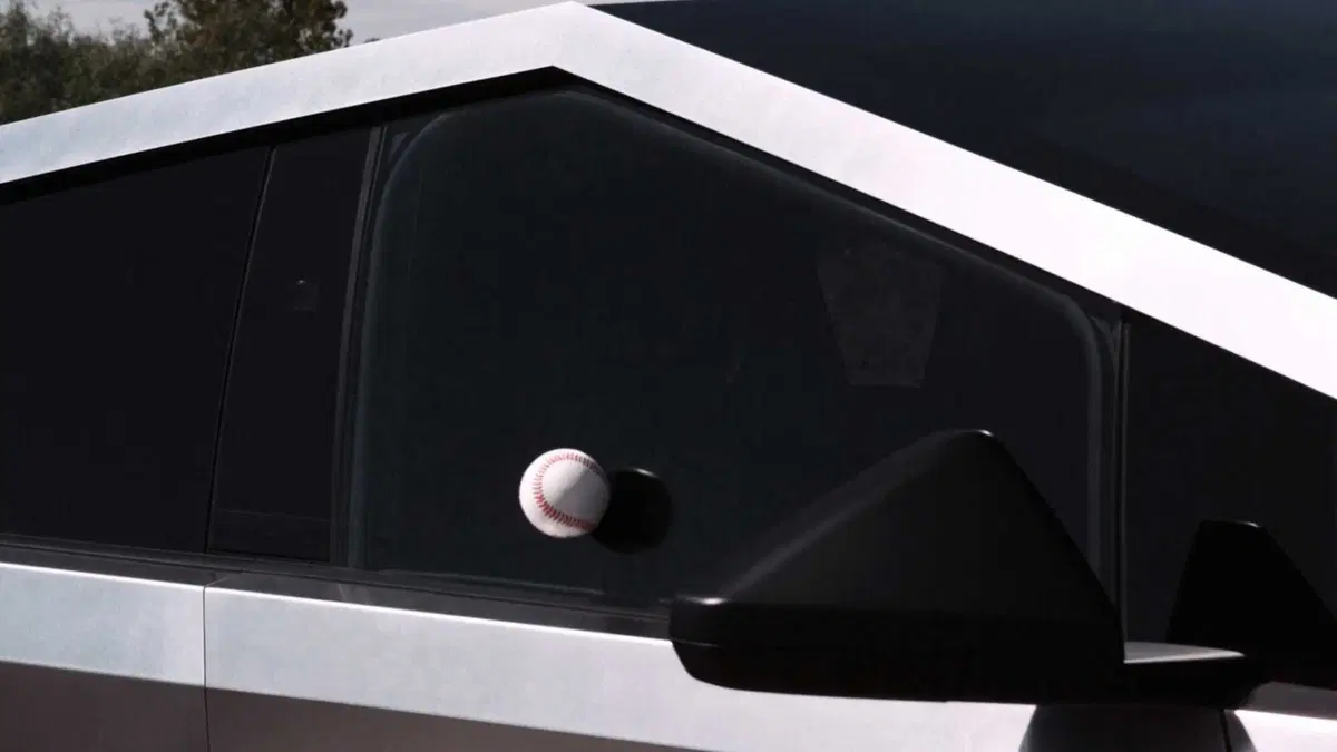 Tesla Cybertruck batte Porsche 911... trainando una 911 [VIDEO] (4)