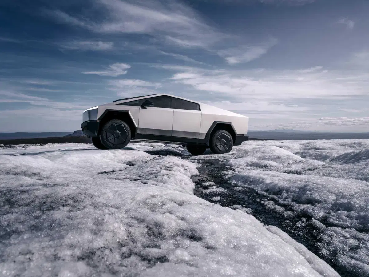 Tesla Cybertruck batte Porsche 911... trainando una 911 [VIDEO] (7)