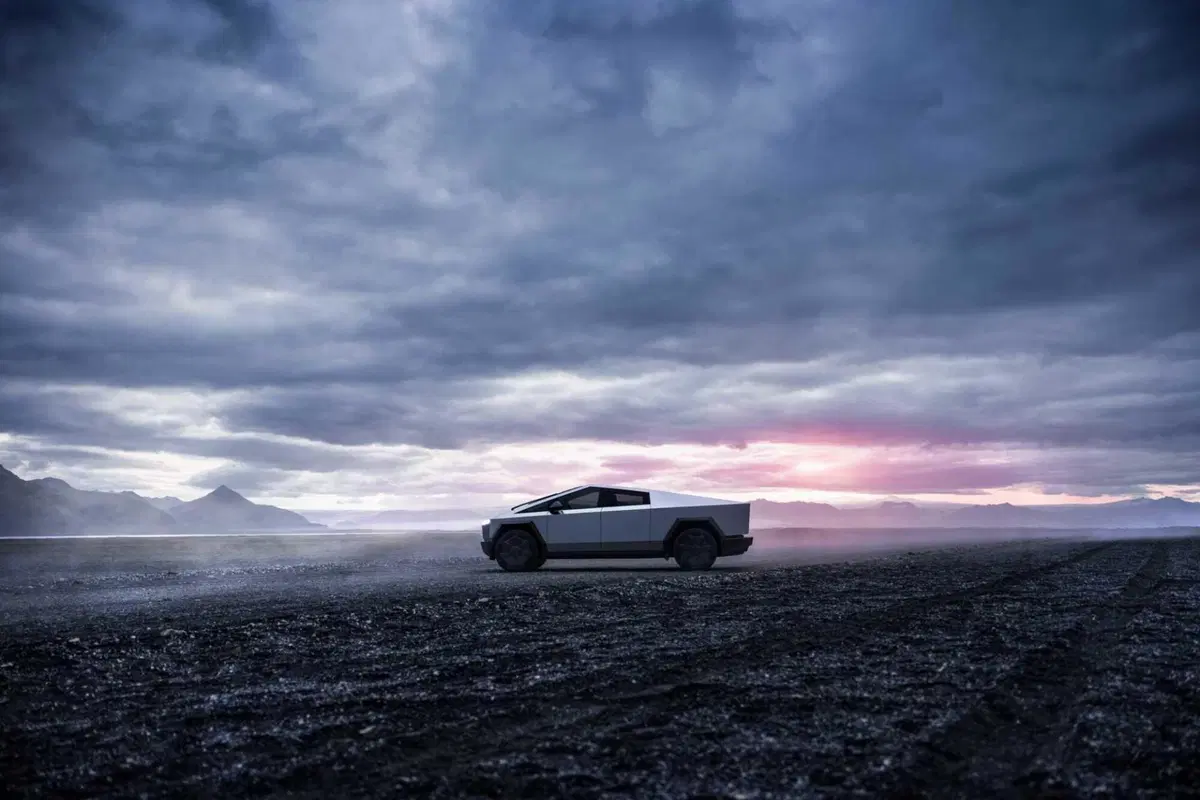 Tesla Cybertruck batte Porsche 911... trainando una 911 [VIDEO] (8)