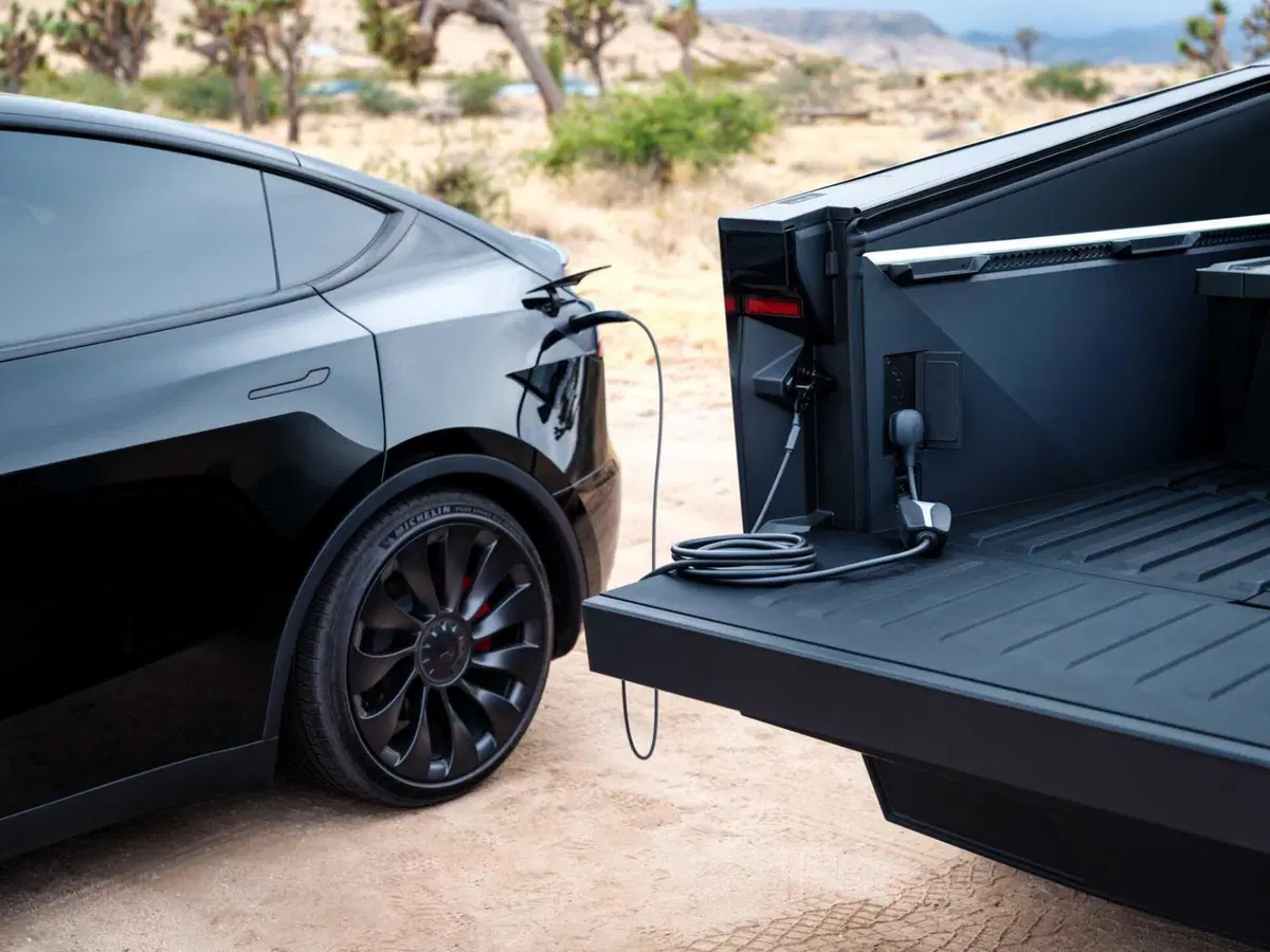 Tesla Cybertruck batte Porsche 911... trainando una 911 [VIDEO] (12)