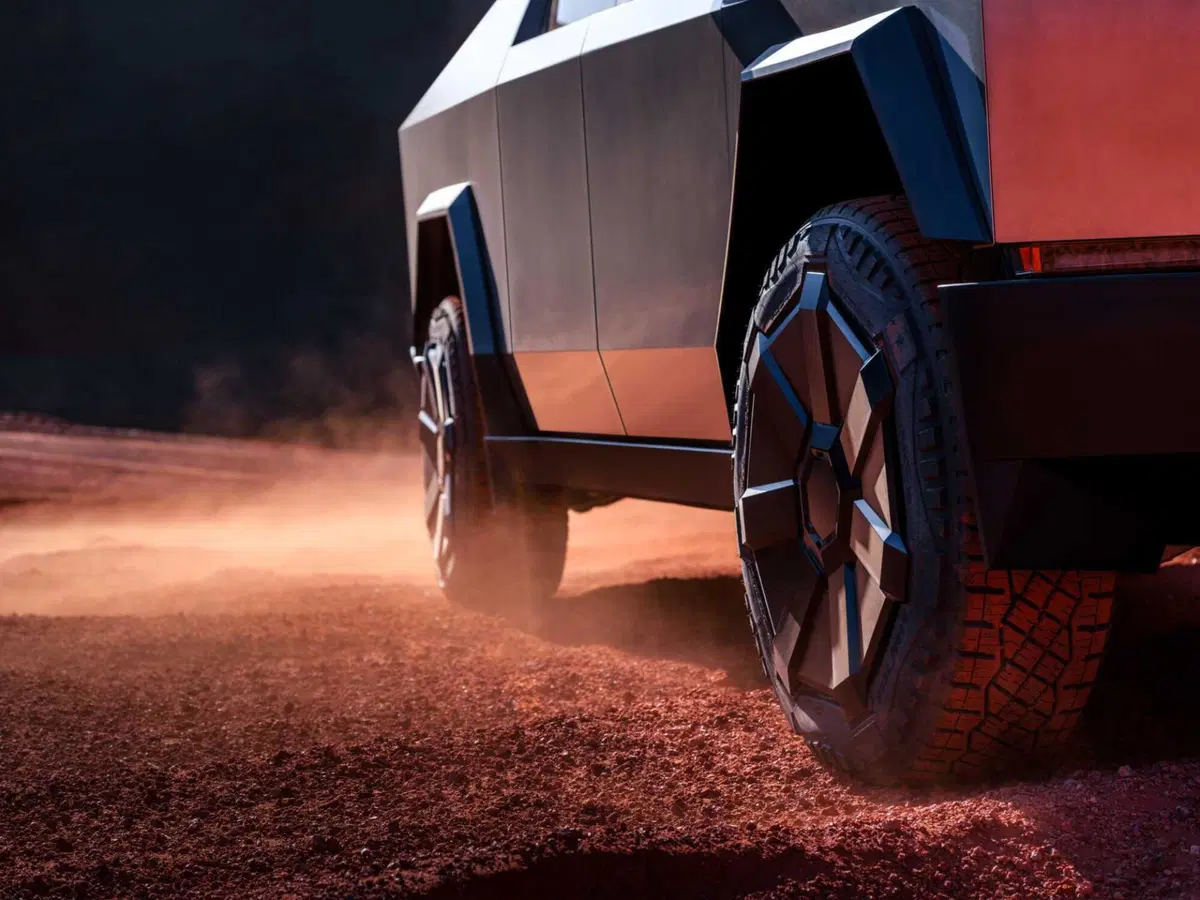 Tesla Cybertruck batte Porsche 911... trainando una 911 [VIDEO] (14)