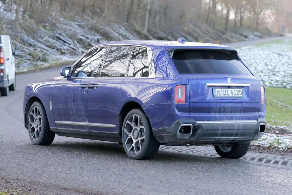 Rolls Royce Cullinan, ecco il nuovo facelift [Foto Spia] (3)