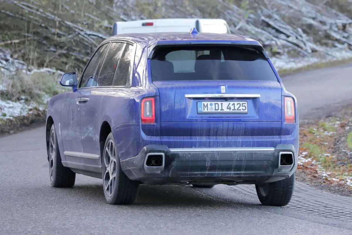 Rolls Royce Cullinan, ecco il nuovo facelift [Foto Spia] (5)