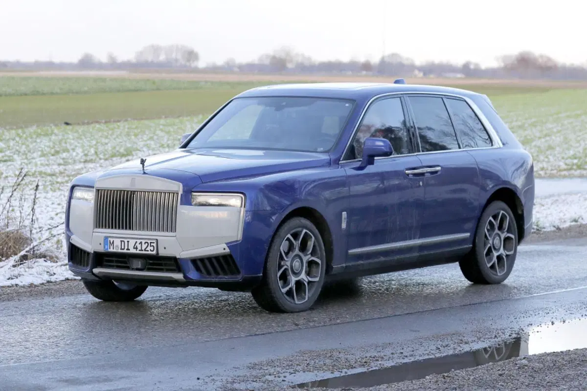 Rolls Royce Cullinan, ecco il nuovo facelift [Foto Spia] (7)