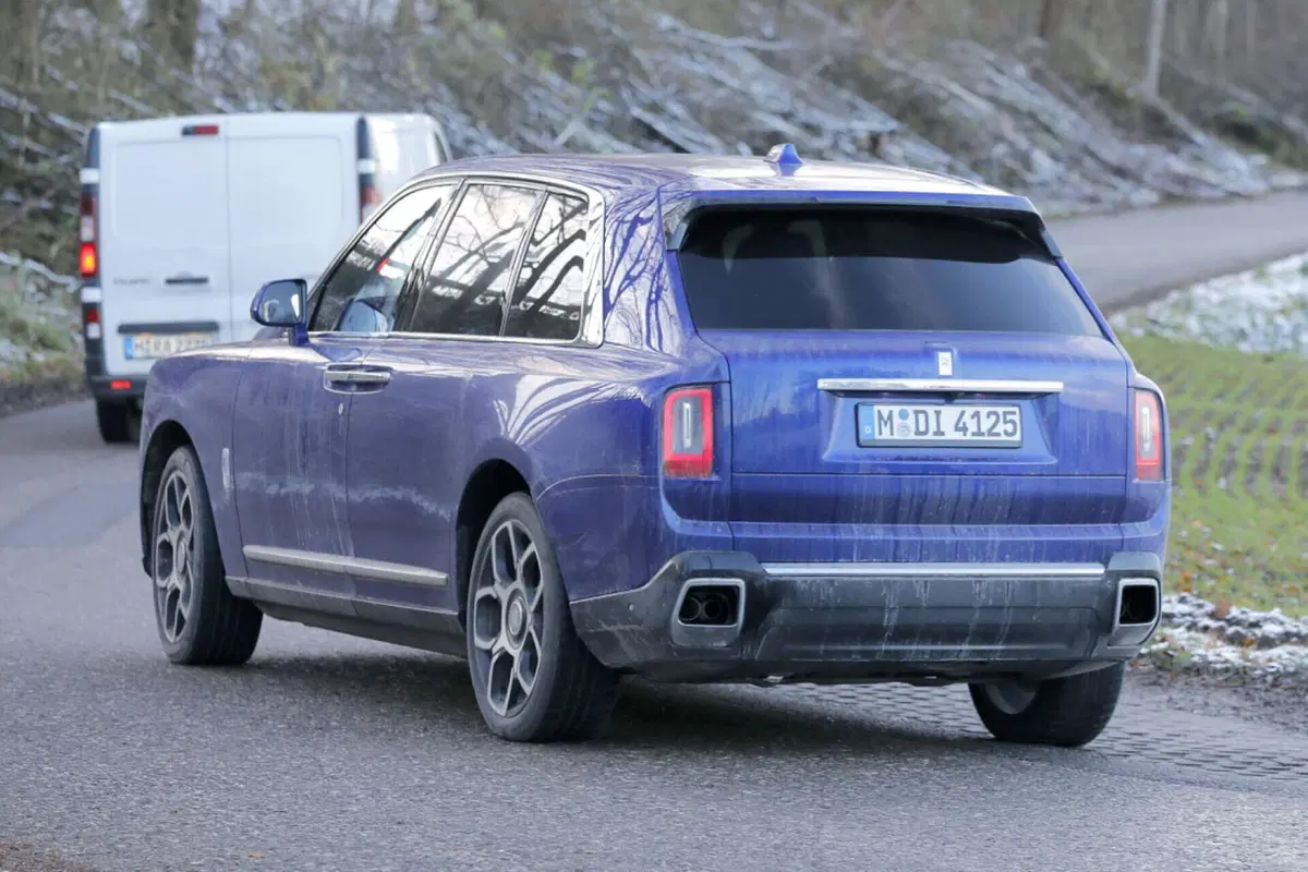 Rolls Royce Cullinan, ecco il nuovo facelift [Foto Spia] (8)