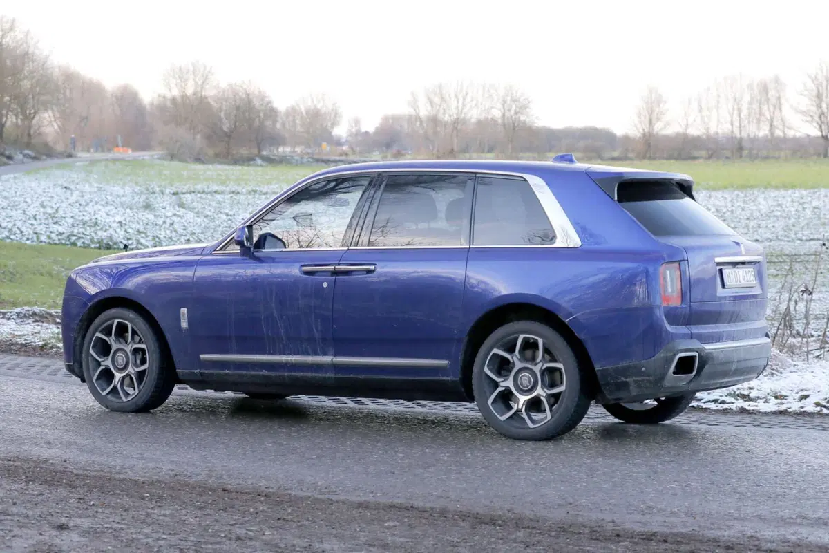 Rolls Royce Cullinan, ecco il nuovo facelift [Foto Spia] (10)