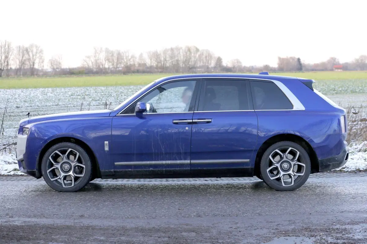 Rolls Royce Cullinan, ecco il nuovo facelift [Foto Spia] (9)