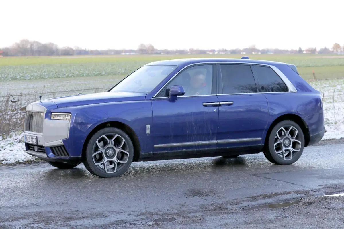 Rolls Royce Cullinan, ecco il nuovo facelift [Foto Spia] (11)