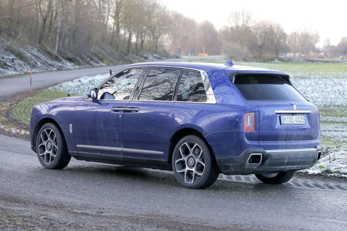 Rolls Royce Cullinan, ecco il nuovo facelift [Foto Spia] (12)