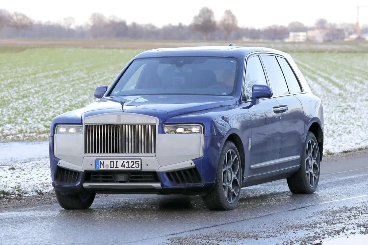 Rolls Royce Cullinan, ecco il nuovo facelift [Foto Spia] (13)
