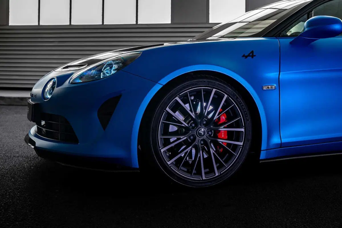 Alpine A110 coi pistoni: arriva la versione Turini, i prezzi per l'Italia  (2)