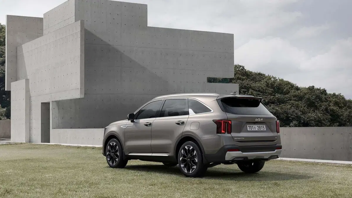 Kia Sorento 2024: nuovi motori ibridi e aggiornamenti (2)