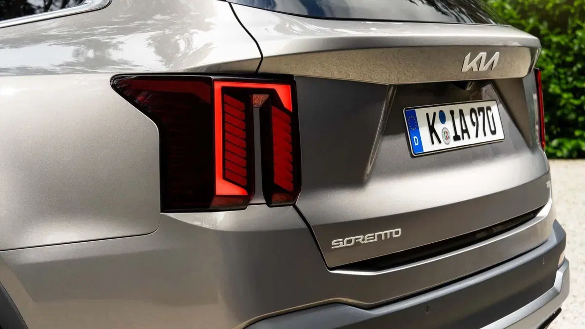 Kia Sorento 2024: nuovi motori ibridi e aggiornamenti (8)