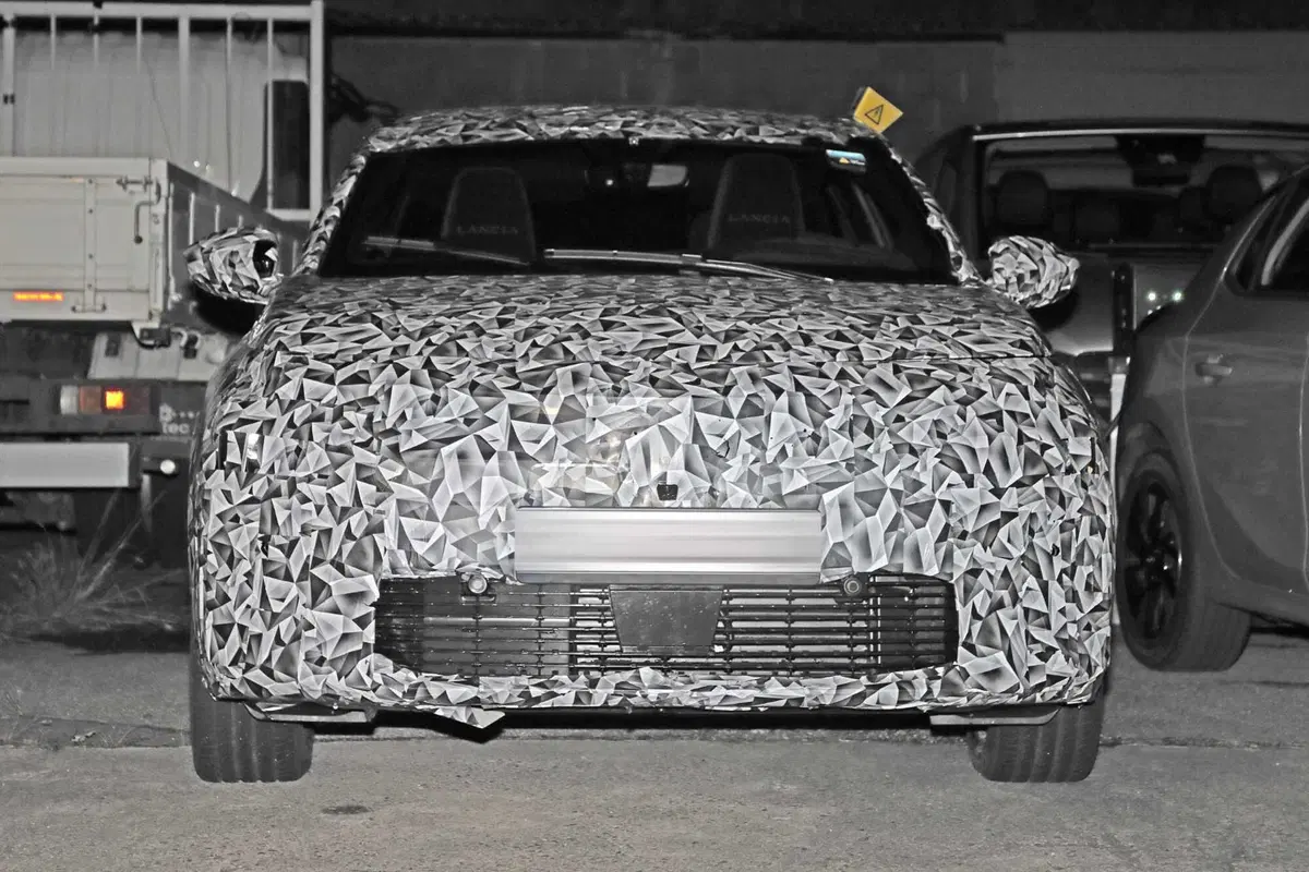 Nuova Lancia Ypsilon 2024, ecco il primo prototipo [Foto Spia] (2)