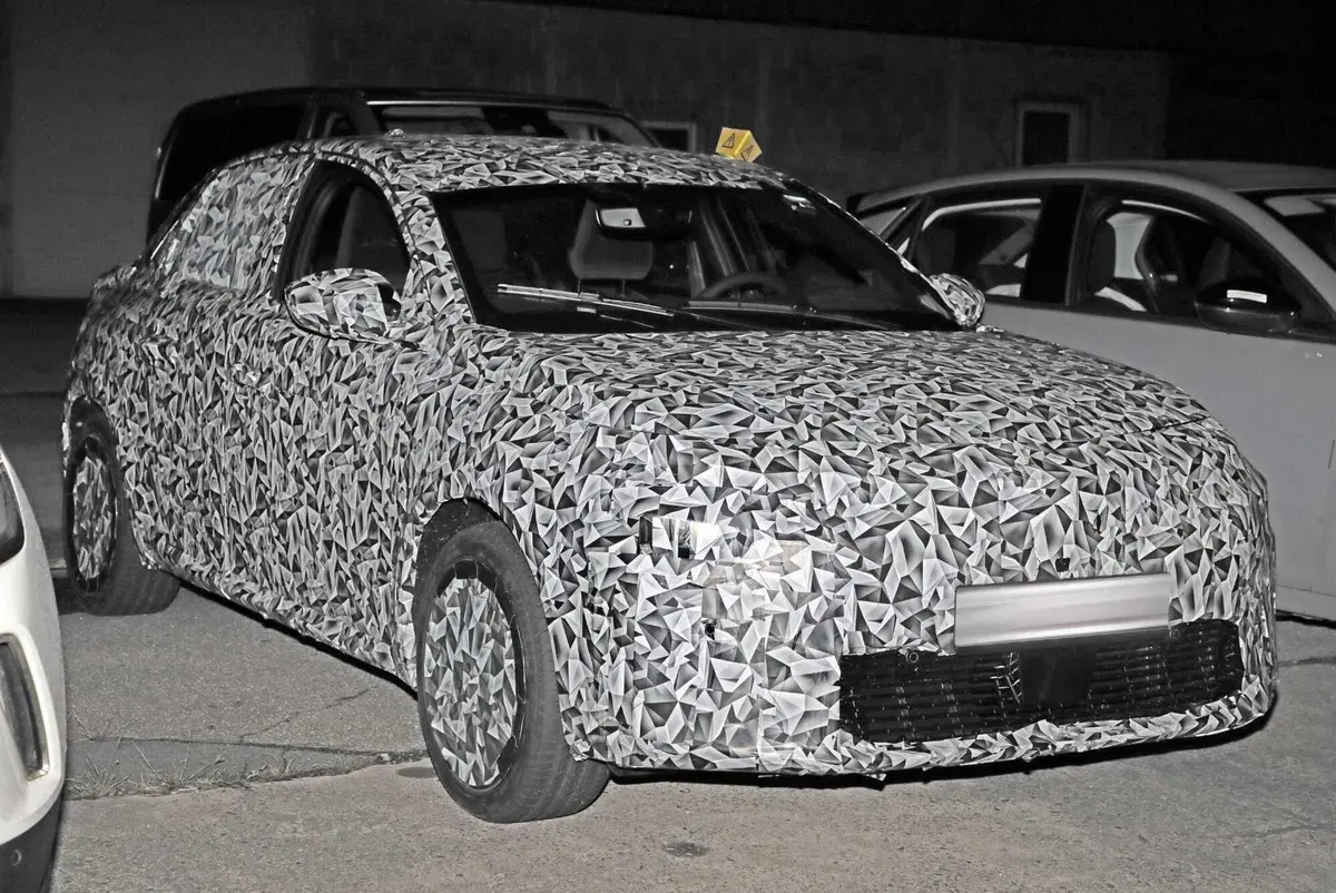 Nuova Lancia Ypsilon 2024, ecco il primo prototipo [Foto Spia]