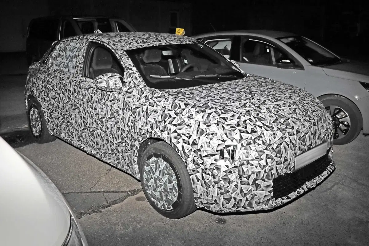 Nuova Lancia Ypsilon 2024, ecco il primo prototipo [Foto Spia] (3)