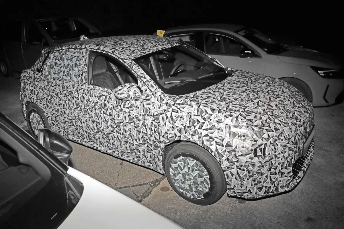Nuova Lancia Ypsilon 2024, ecco il primo prototipo [Foto Spia] (4)