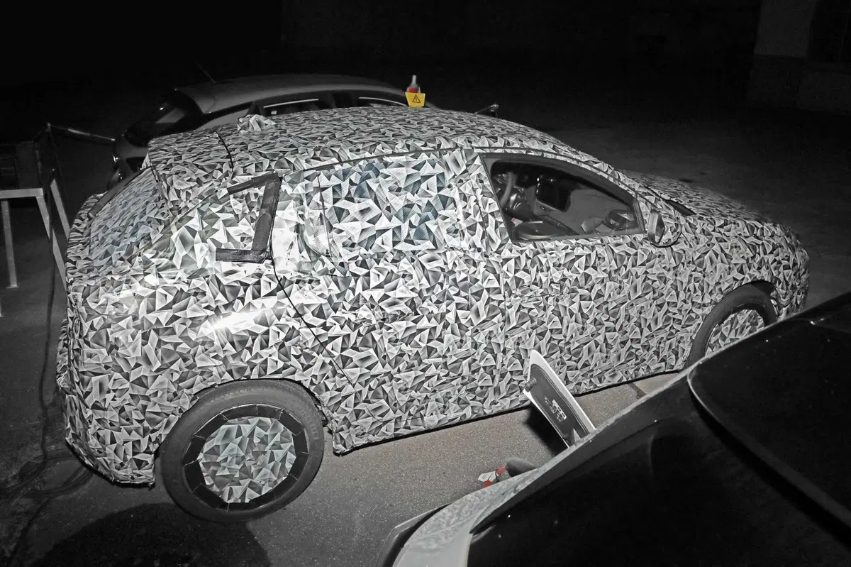 Nuova Lancia Ypsilon 2024, ecco il primo prototipo [Foto Spia] (5)