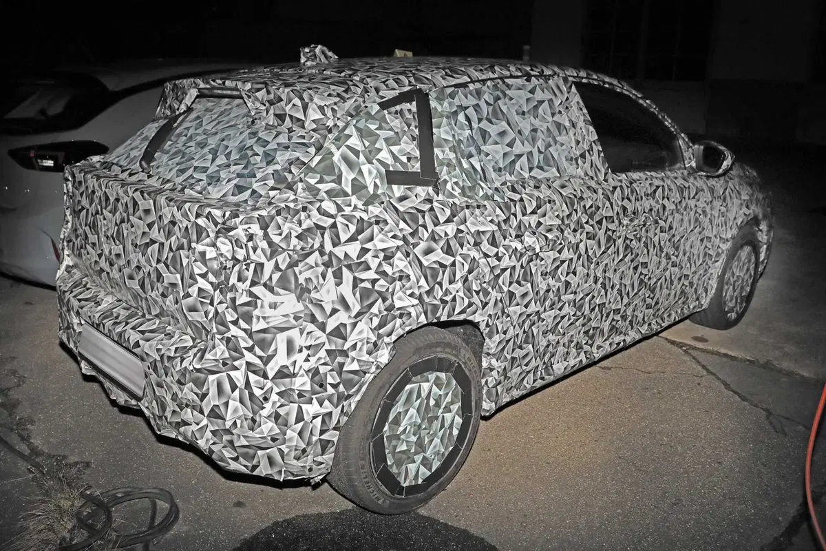 Nuova Lancia Ypsilon 2024, ecco il primo prototipo [Foto Spia] (6)