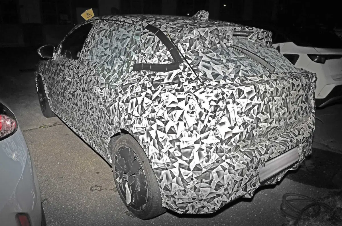 Nuova Lancia Ypsilon 2024, ecco il primo prototipo [Foto Spia] (7)