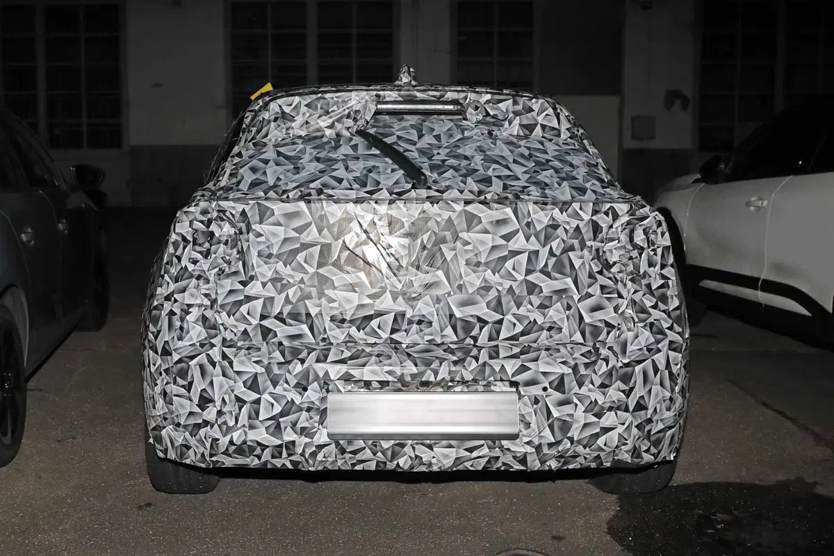 Nuova Lancia Ypsilon 2024, ecco il primo prototipo [Foto Spia] (8)
