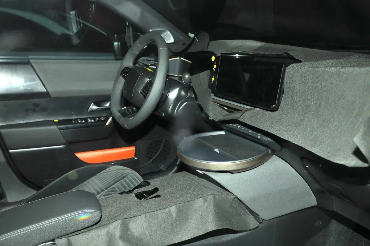 Nuova Lancia Ypsilon 2024, ecco il primo prototipo [Foto Spia] (9)