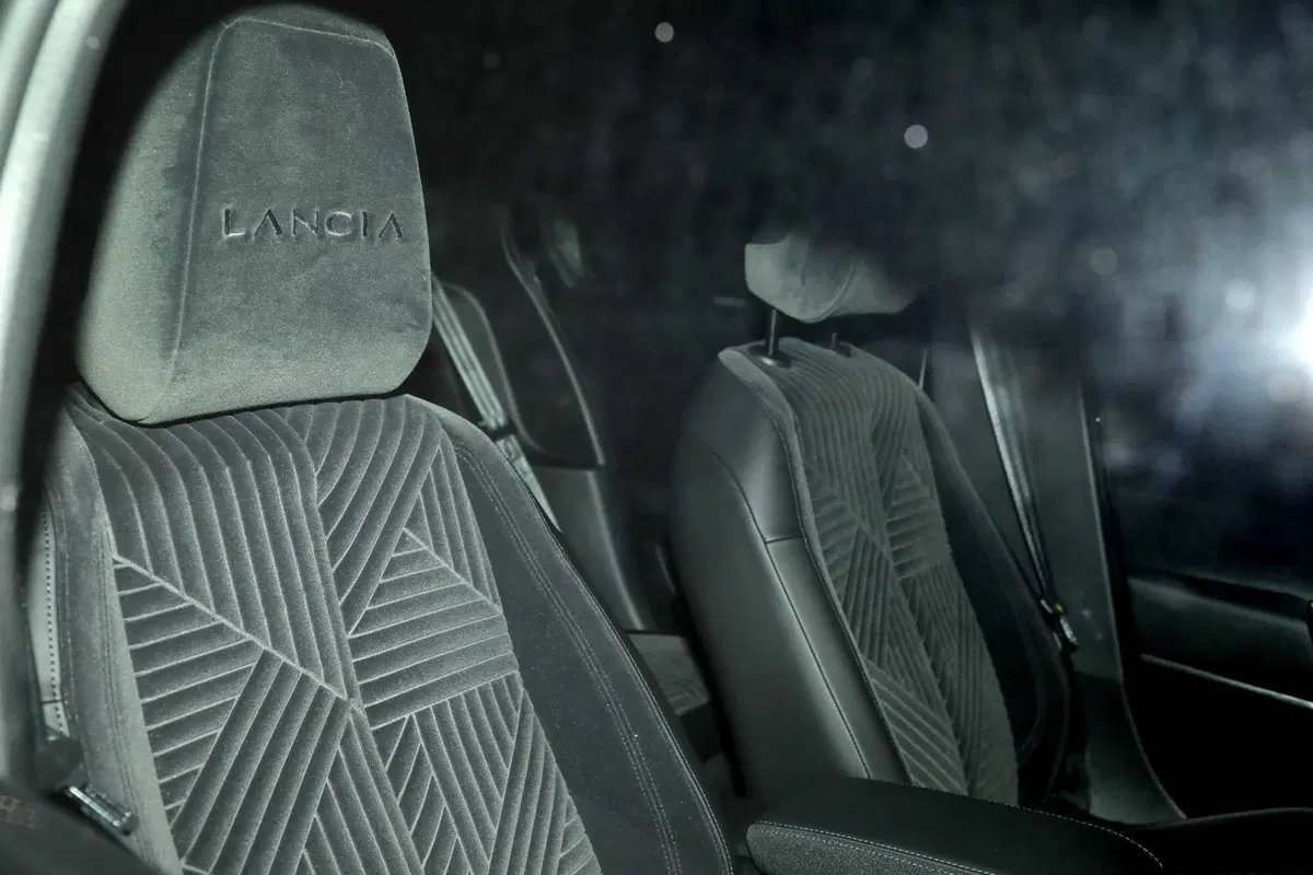 Nuova Lancia Ypsilon 2024, ecco il primo prototipo [Foto Spia] (10)