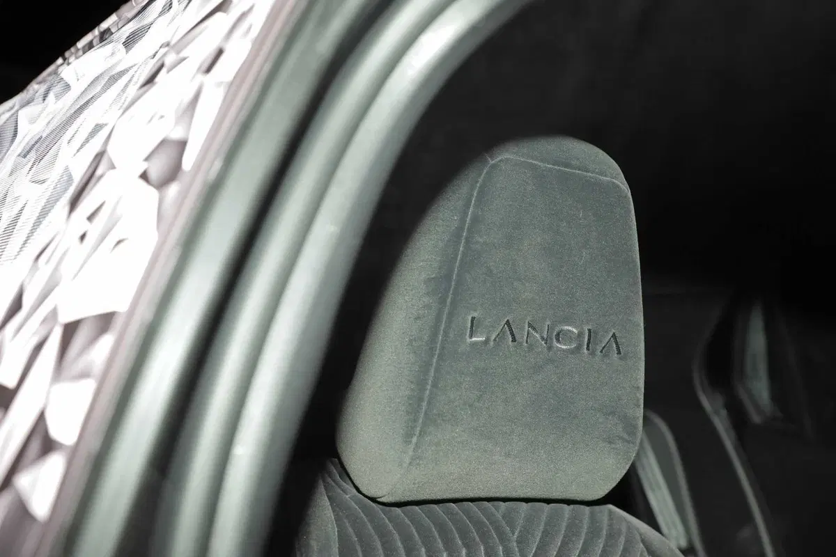 Nuova Lancia Ypsilon 2024, ecco il primo prototipo [Foto Spia] (11)
