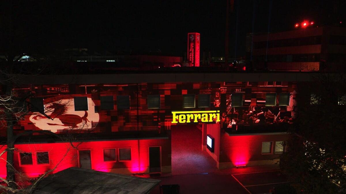  Ferrari-il-Light-Show-illumina-la-sede-di-Maranello