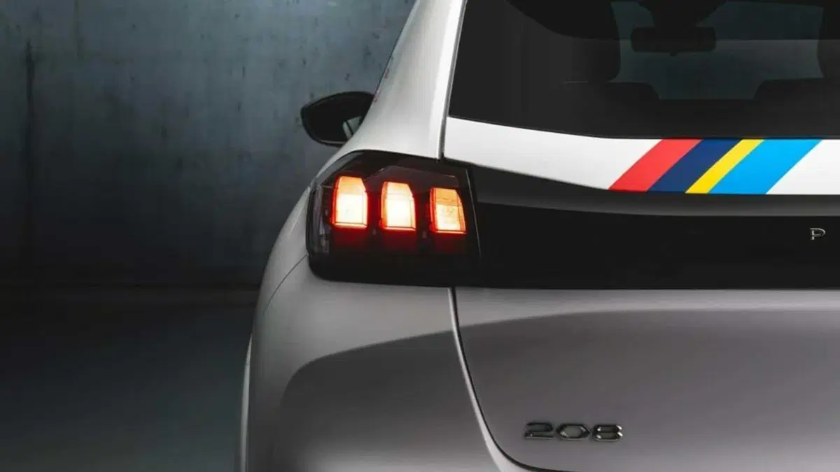Peugeot 208 Rally operazione nostalgia: l'hanno fatta in Svizzera per 25 mila euro  (4)