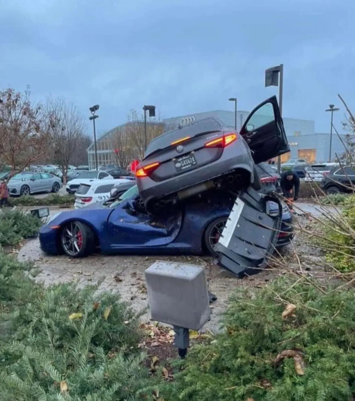 Alfa Giulia Quadrifoglio sale su una Porsche 911 durante il tagliando (3)