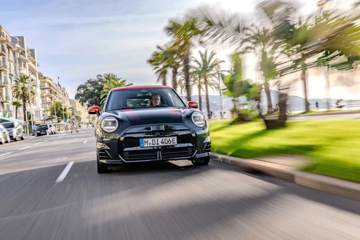 La MINI Cooper SE JCW Trim ora ha una batteria più grande (2)