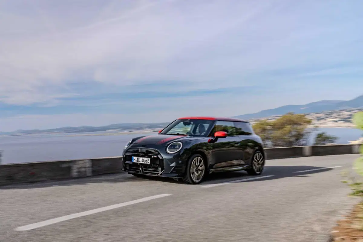 La MINI Cooper SE JCW Trim ora ha una batteria più grande (3)