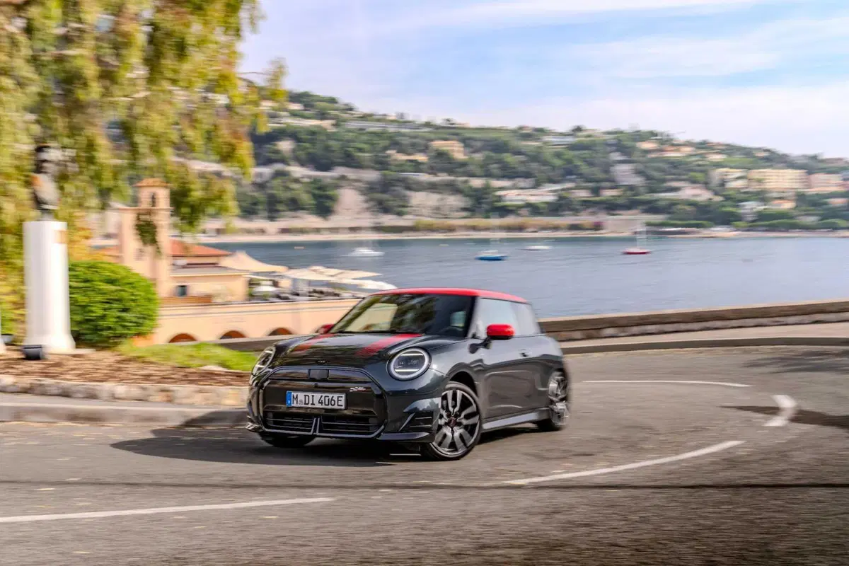 La MINI Cooper SE JCW Trim ora ha una batteria più grande (4)