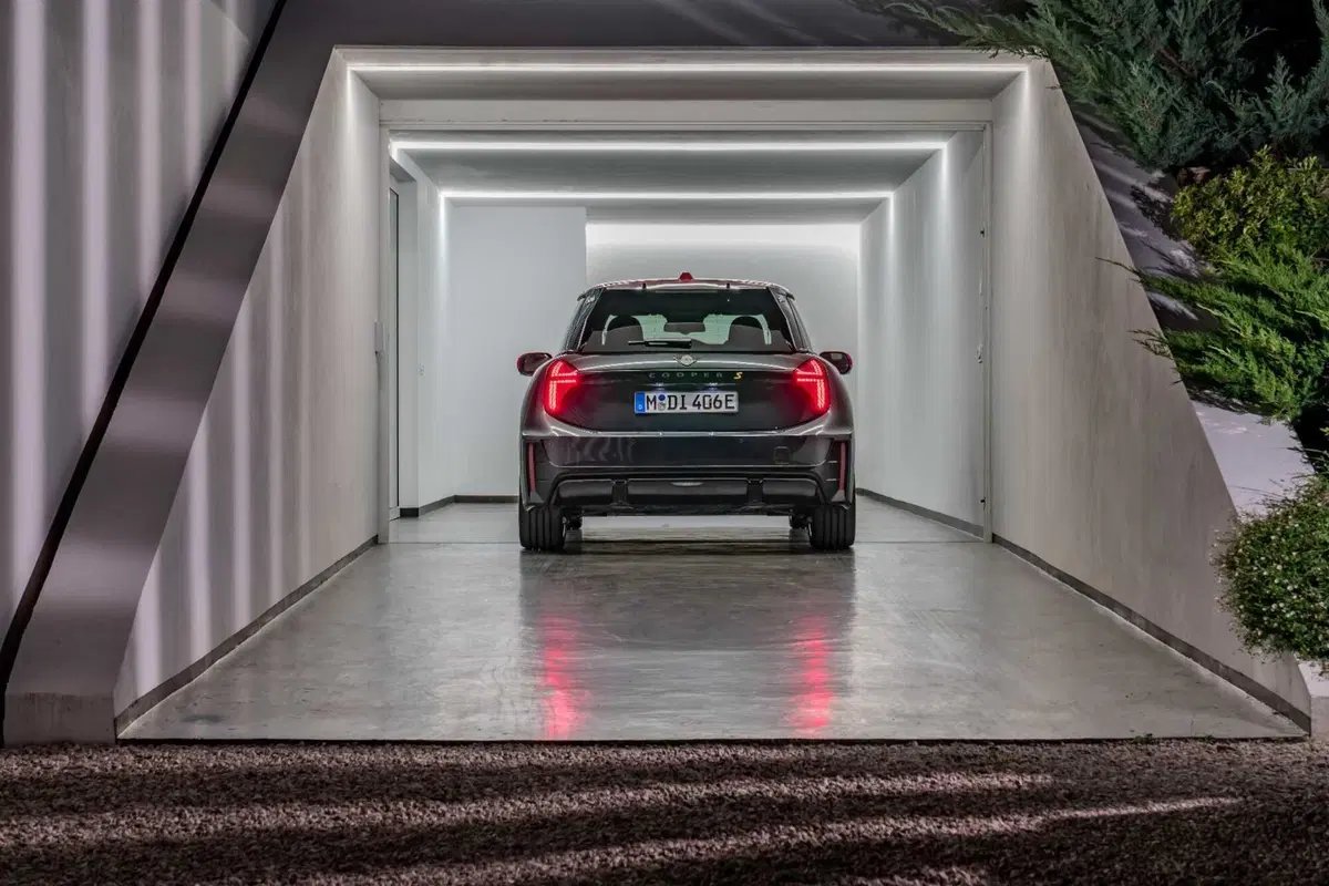 La MINI Cooper SE JCW Trim ora ha una batteria più grande (5)