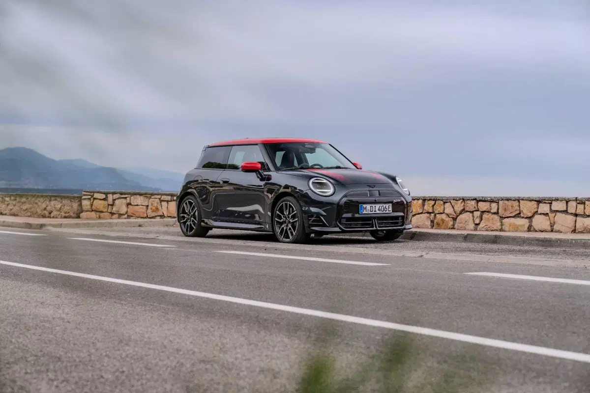 La MINI Cooper SE JCW Trim ora ha una batteria più grande (6)