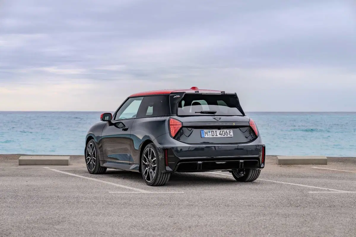 La MINI Cooper SE JCW Trim ora ha una batteria più grande (8)